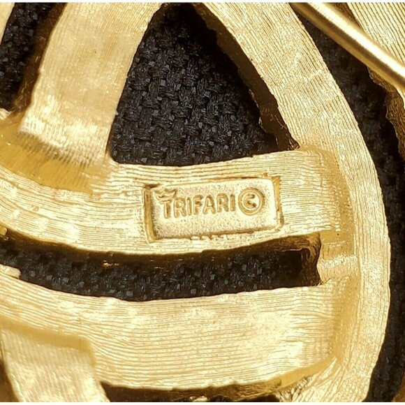 Crown Trifari Knot Brooch Pin Textured Infinity Brutalist Gold Tone 60s MCM 2" - Picture 8 of 9